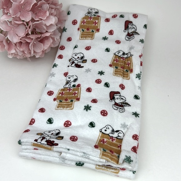 2 Set Snoopy Gingerbread House Santa Christmas Kitchen towels NWT - Picture 4 of 9